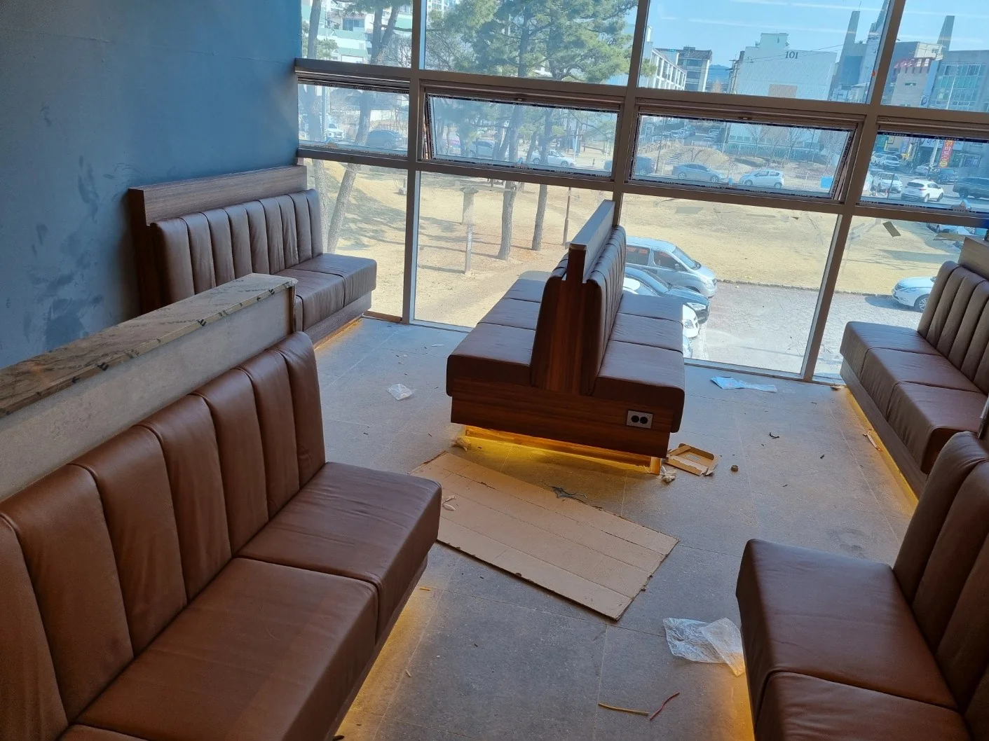 간접조명을 넣은 갈색 가죽 바 부스